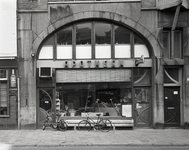 809061 Gezicht op de winkelpui van het pand Voorstraat 6 Centraal Apotheek De Liefde) te Utrecht.